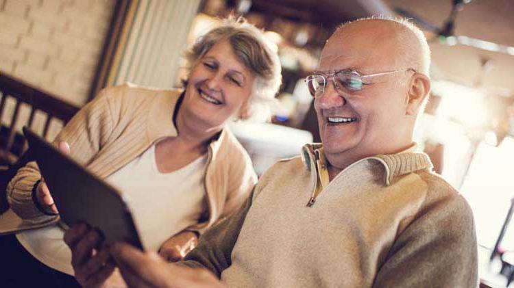 A couple learning what is an annuity 和 how they work.